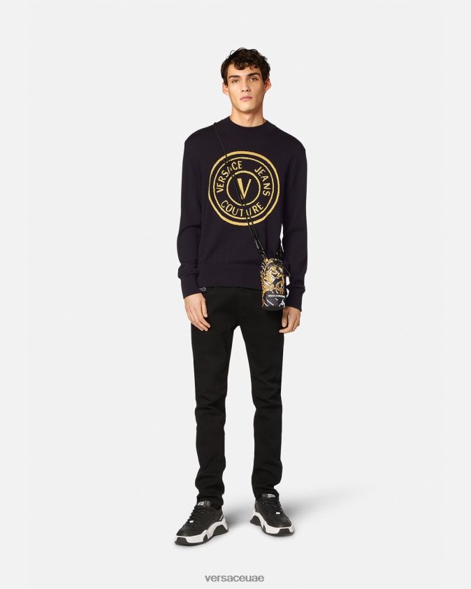 رجال سترة صوف متماسكة بشعار على شكل حرف V Versace أسود وطباعة 0FVD2J2434 ملابس