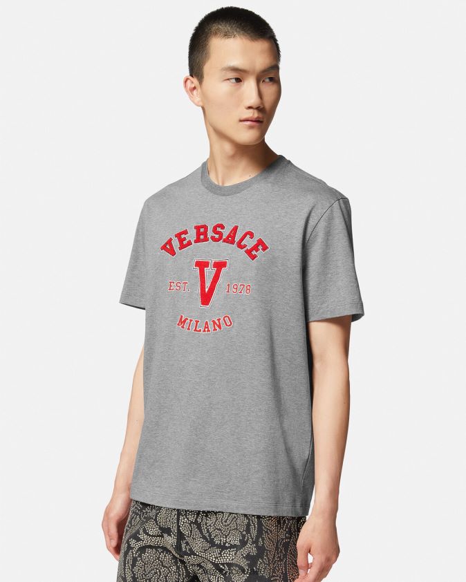 رجال تيشيرت بشعار الجامعة Versace رمادي 0FVD2J1403 ملابس