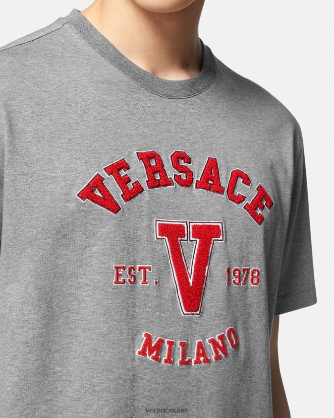 رجال تيشيرت بشعار الجامعة Versace رمادي 0FVD2J1403 ملابس